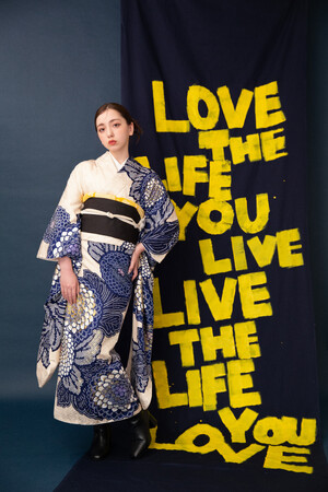 「自分軸をもって進んでほしい」大人への一歩を踏み出す女の子への想いが込められた新ビジュアル「Own axis」が登場。