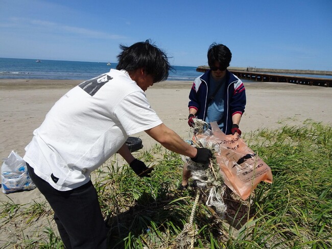 出発！釣りキチ三平ごみ拾い隊　自然に感謝！岩城浜サーファービーチクリーンを実施しました