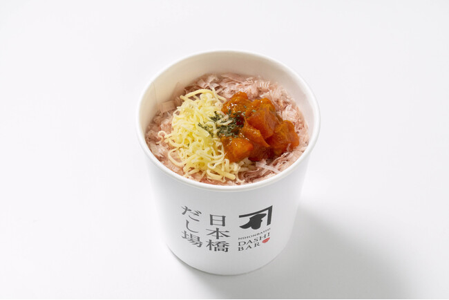 夏支度に、スパイスカレー風味のトマトとモッツァレラチーズのコクが愉しめる「トマトカレーチーズかつぶしめし」 「日本橋だし場 本店」にて6月1日新発売