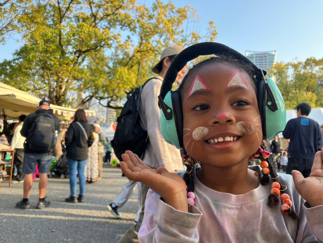 拡大するフェスやライブ会場での子供のイヤーマフ着用。子供の聴覚保護に向け日本ミュージックフェスティバル協会がイヤーマフの無料貸し出し活動を実施中。サカナクションやＹＯＡＳＯＢＩもツアーで導入。