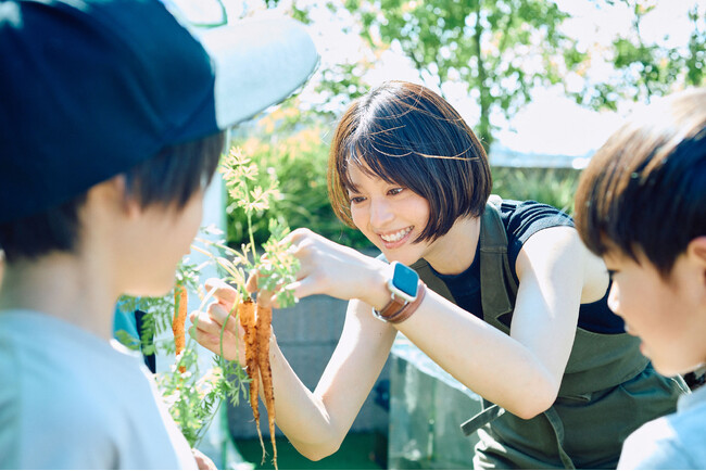 俳優 小林涼子が手がける循環型農園「AGRIKO FARM」で、プレミアムウォーター主催のSDGsイベント「親子で体験お料理教室」開催