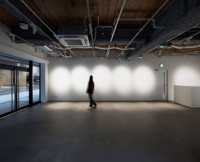 羊文学 のアルバム『12 hugs (like butterflies)』を題材にした企画展が、神保町 New Galleryにて本日よりスタート