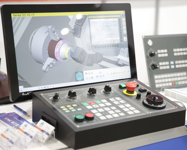 新製品発表 CNCトレーニングの新時代をリードする【FANUC 31i+C+Y複合旋盤シミュレータ】