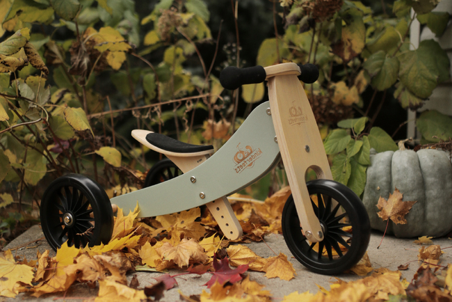 【1歳半から4歳まで長く遊べる】木製三輪車ブランド「Kinderfeets」の「Tiny Tot Plus」から、自然とのつながりをイメージした新色「セージグリーン」が登場！