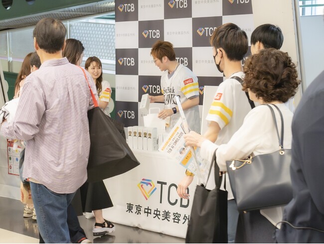 TCB東京中央美容外科が「福岡ソフトバンクホークス」公式戦で美容クリニック初のブース出展、390名が来場