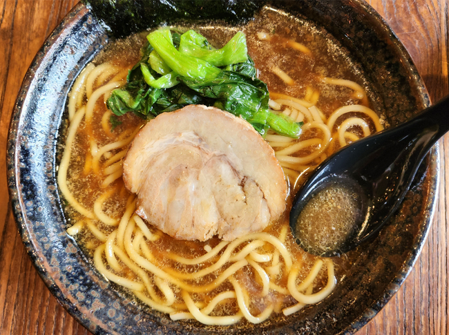 佐原 鉄板・お好み焼の名店「牛若丸」と「おふろcafeかりんの湯」が期間限定のコラボを実施。地元愛溢れる「水郷佐原 小江戸ラーメン」を販売