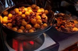 店内厨房手作りのお惣菜の様子 店内厨房手作りのお惣菜の様子