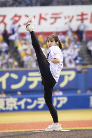ZOZOマリンスタジアムで「J:COMスペシャルデー」開催　袴田彩会さんがマサカリ投法で始球式に挑戦「ノーバン投球と会場の声援の力で、110点！」