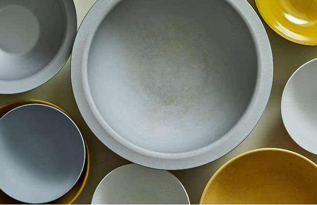 直火可能なテーブルウェアブランドHEGE(ヘゲ)が、Earth-friendly tableware〈uzra × HEGE〉を環境の日、6月5日（水）より発売。