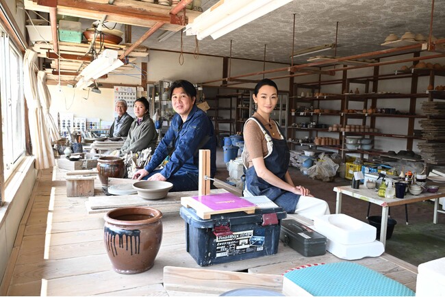 冨永愛が笠間焼の工房で陶芸体験