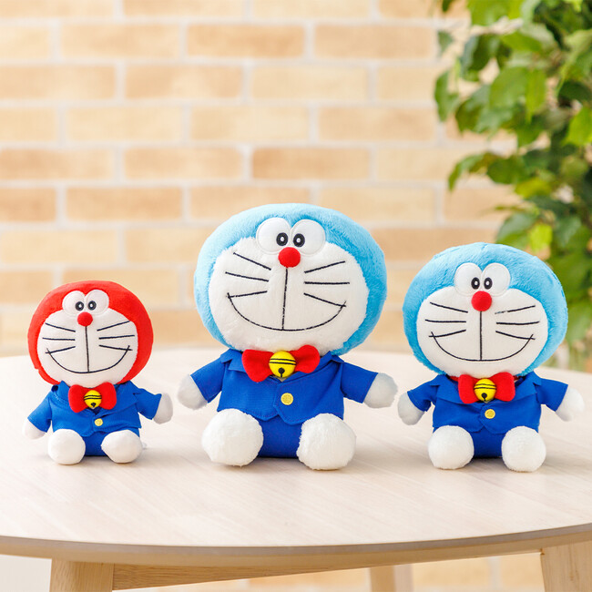 オフィシャルショップ「ドラえもん未来デパート」オリジナルデザインのドラえもんのぬいぐるみに大きなサイズが仲間入り！2024年6月7日(金)より発売！