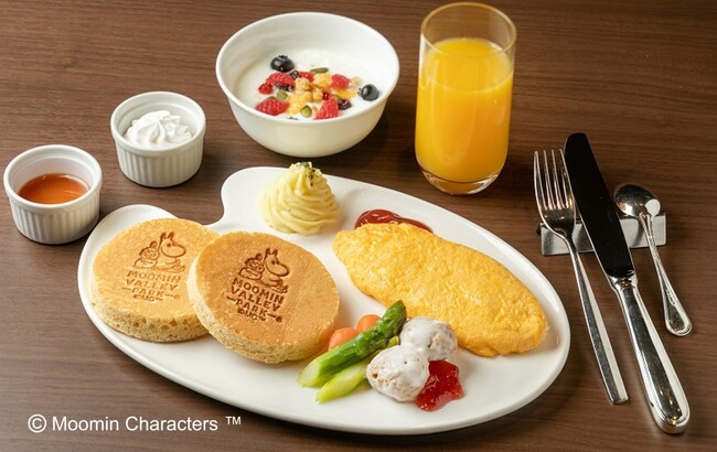 【サンシャインシティプリンスホテル】　～ムーミンバレーパーク コラボレーション5周年～パークロゴが刻印された「パンケーキ朝食付き宿泊プラン」
