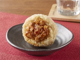 おにぎり　ヤンニョムチキン画像（画像はイメージです。）
