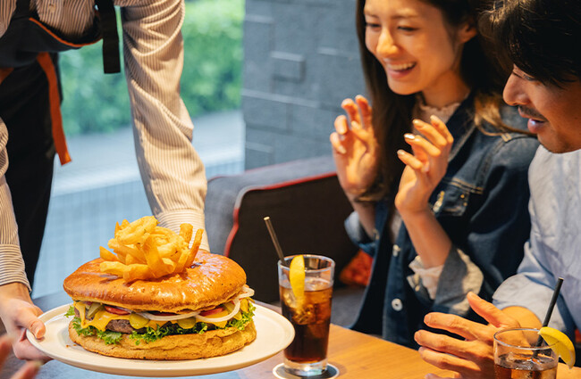 ヒルトン大阪　パーティーのサプライズ演出にMYPLACE 「パーティーサイズバーガー」驚きの大きさで新登場