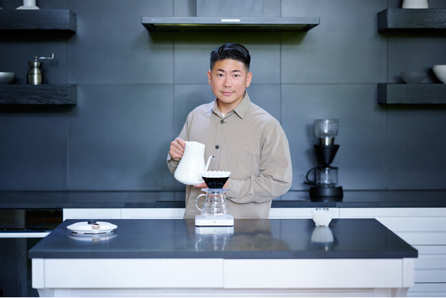 デザイン・調理家電のEPEIOS初の取扱い！手挽きコーヒーミル新登場“世界一バリスタ*井崎英典監修”新開発！10枚刃のコニカル式を採用し、挽き目の再現性を極限まで高めたミルが6月3日（月）より発売開始