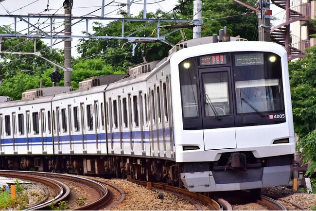 新幹線ラッピングトレイン車内でなつかしの「ひかりチャイム」を使用します