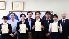 弘前大学で「国際大会交歓グッズ 高校生デザインコンテスト in 青森」表彰式を開催－国際化学オリンピックで日本代表が世界各国の代表と交流するための「手ぬぐい」をデザイン
