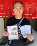 水彩画家 平地さん 一筆箋を手に 水彩画家 平地さん 一筆箋を手に