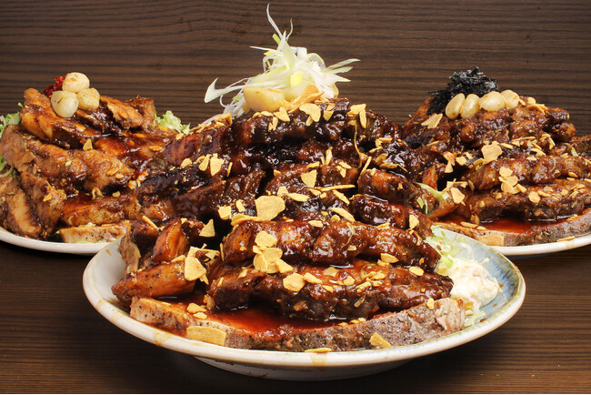 「米がいくらあっても足りない極厚の豚肩ロース定食」をコンセプトに「豚屋鳥山」が新橋に新規開店。「漫画みたいに巨大なポークステーキ」のマロリーポークステーキの新業態。分厚い豚肉を重ねていく新スタイル。