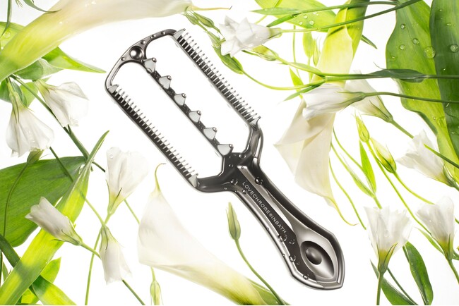 LOVECHROME(ラブクロム)から「INBATHパドルコーム プレミアムブラック」新発売。異なる刃間で髪を優しく梳きほぐし、美髪ケアと頭皮ケアの両方を