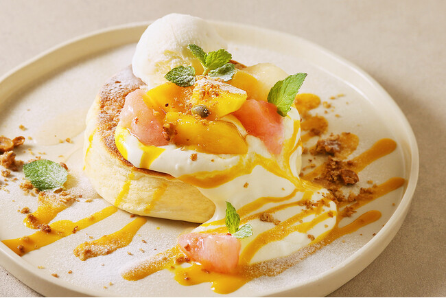 ジューシーな果肉がごろごろ!『白桃とマンゴーのヨーグルトパンケーキ』が「YURT CAFE&BBQPARK」から夏の新作パンケーキ登場!！