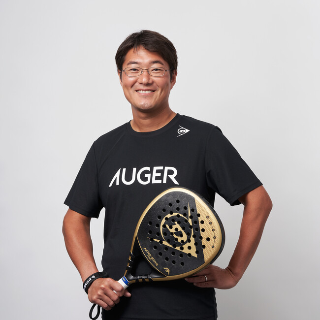 グルーミングツールブランド「AUGER」、パデル日本代表コーチ 村澤智明氏とスポンサー契約を締結