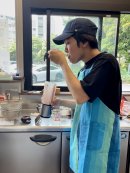 ドリンク担当の学生アラタ ドリンク担当の学生アラタ
