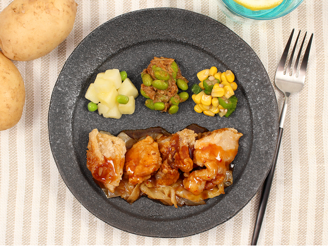 トマトの甘味とチリソースのピリ辛がカラアゲの旨みを引き立てる！「コクと旨味のスイートチリカラアゲ」が6月11日（火）ナッシュから新発売