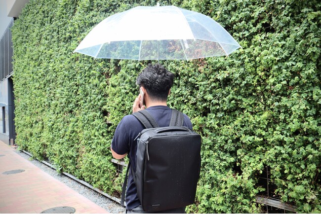 「ミズノ」×「洋服の青山」共同企画、スポーツ技術で肩への負担を軽減　夏場の究極ビジネスバックパック誕生！
