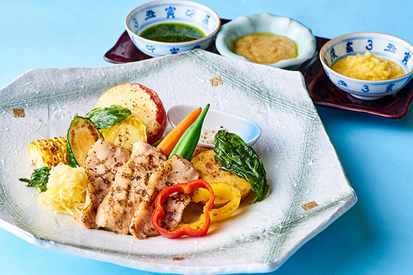 【ホテルメトロポリタン】夏野菜との相性抜群！豚トロ炭火焼きを味わえる「四季彩ランチ」