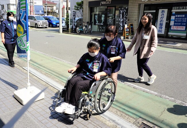 ファミリーマート社員が障がいのあるお客さまの目線を体験　店舗内の障がいを認識・共有する体験会を開催　～誰にとっても利用しやすい店舗を目指して～