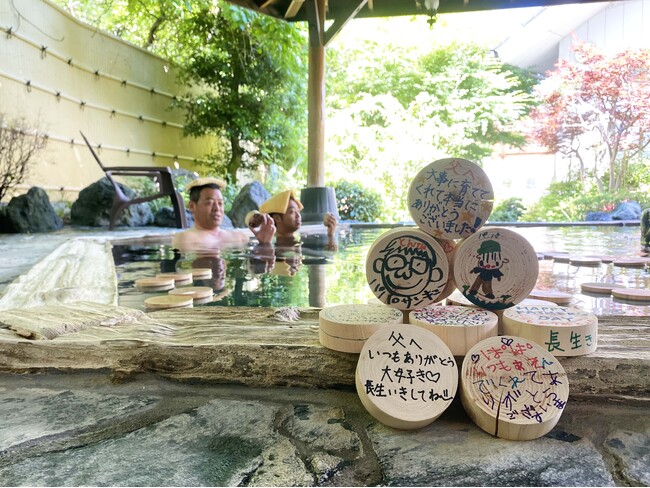 お父さんへの感謝を込めたメッセージがおふろに浮かびます。武甲温泉やおふろcafeで「父の日100のありがとう風呂」開催