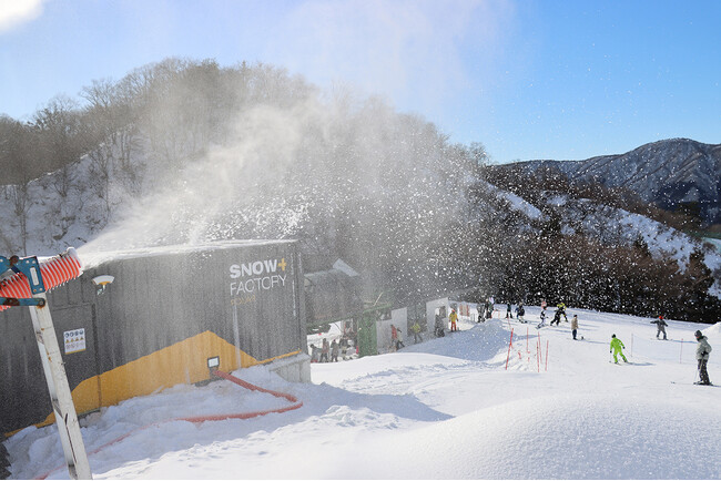 【総額12億円！人工造雪機7基の新設！】全8基「1日525トン」の造雪で「過去最速11月中のオープン」を目指す！「人工降雪機」も2基新設「全37基」で雪造り。関西最大級のスキー場「グランスノー奥伊吹」