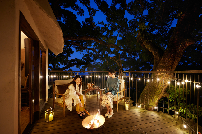 【星野リゾート　リゾナーレ熱海】1日1組限定で樹齢300年の楠に佇むツリーハウスを貸し切り、優雅に楽しむ「森の夕暮れフルーツアペロ」初開催｜期間：2024年9月1日～11月30日