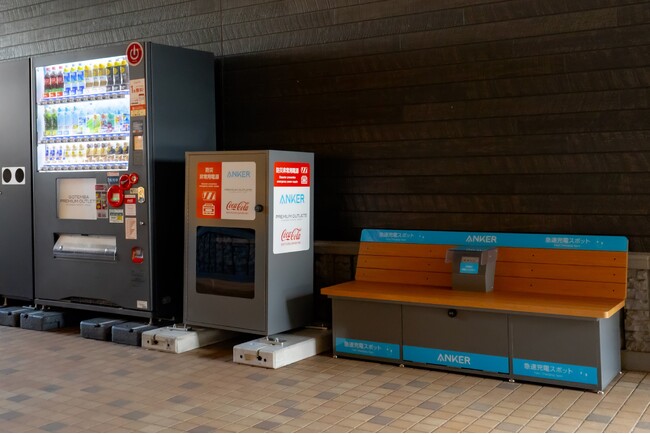 災害時の飲料提供、充電環境の整備を目的に非常用電源ボックスと急速充電ベンチを「プレミアム・アウトレット」に展開