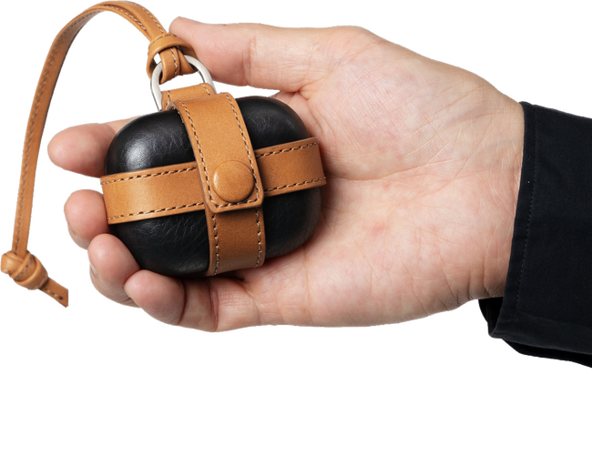 土屋鞄、本革を採用したAirPods Pro用ケースとスマホショルダーを発売