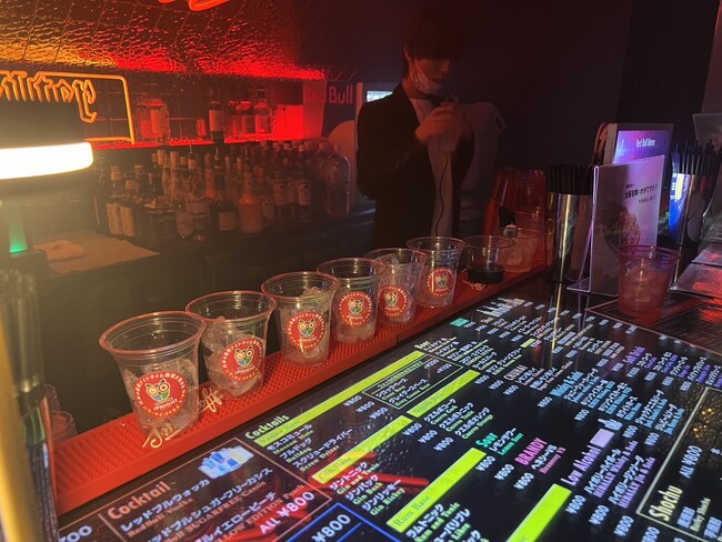 CHEVALのドリンクプラカップにJP NIGHTステッカーを貼付けPR実施
