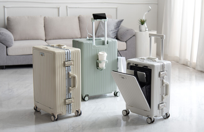 話題の多機能キャリーケースに耐久性向上のアルミフレームタイプ登場！スマホ必須のトラベラーに便利なギミックもアップデート！