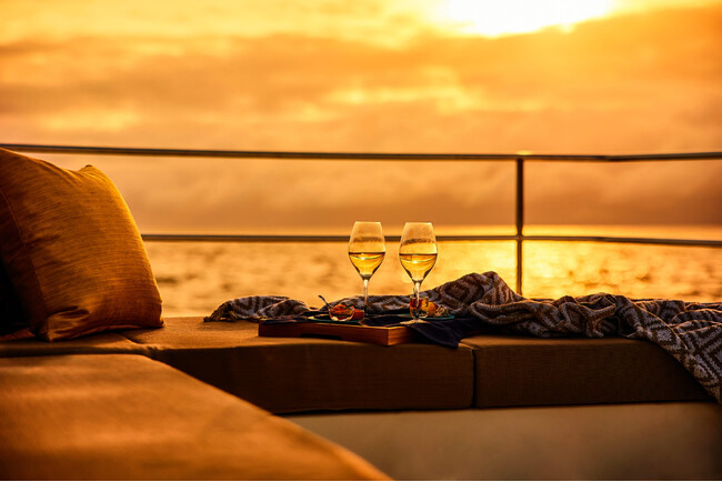 【星のや沖縄】貸し切りのクルーザーで優雅な時間を過ごす「いりふぃーディナークルーズ」今年も提供｜期間：2024年9月1日～11月30日