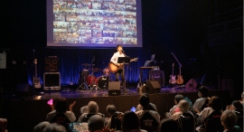 全国の高齢者施設の皆様が浅草のライブ会場に集結しました! シニアに大人気の懐メロプリンス中田亮が「昭和歌謡ライブin浅草歌劇場」を開催。 全国の高齢者施設の皆様が浅草のライブ会場に集結しました! シニアに大人気の懐メロプリンス中田亮が「昭和歌謡ライブin浅草歌劇場」を開催。