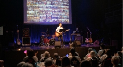 全国の高齢者施設の皆様が浅草のライブ会場に集結しました！ シニアに大人気の懐メロプリンス中田亮が「昭和歌謡ライブin浅草歌劇場」を開催。