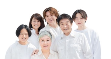 歌手　田辺靖雄さん、九重佑三子さん夫妻をメッセージキャラクターに、また三世代の「田辺ファミリー」としてメモリアルアートの大野屋の “供養への想い”を伝えます