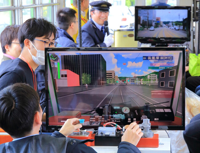 【イベントレポート】函館市電の大型貸切イベントが終了。貸切電車では函館市電運転ゲームと車内放送のトークで盛り上がり、運転体験会では私鉄の現役運転士も腕試し。