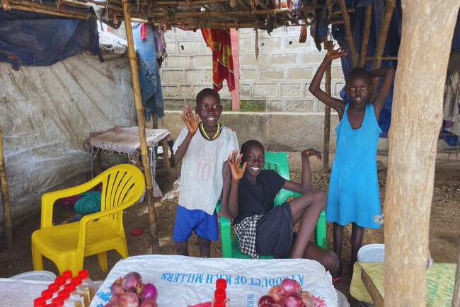 【南スーダン】物資が不足する避難民キャンプで、女性・少女の尊厳と健康を守るキットを配布