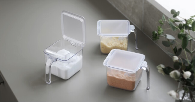 調味料がかたまりにくく、ワンタッチで開く「調味料ポット ワイド」にWEB限定クリアが新発売