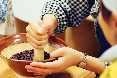 カカオ豆からチョコレートを作ろう！　みつぼのサイエンスラボ開催
