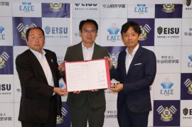 協定書を手にする（左から）村上理事長、岡田会長、加計理事長