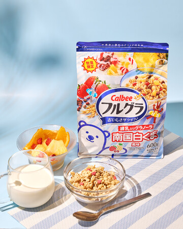 練乳の程よい甘さとこだわりのフルーツが楽しめるアイス「南国白くま」の味わいを再現したコラボレーション商品『フルグラ(R) 南国白くま風味』
