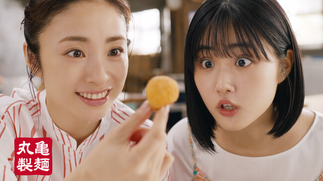 もっちもちが止まらない！うどん生まれの「丸亀うどーなつ」が誕生　丸亀製麺のTVCMでお馴染みの上戸 彩さんと原 菜乃華さんが初共演！