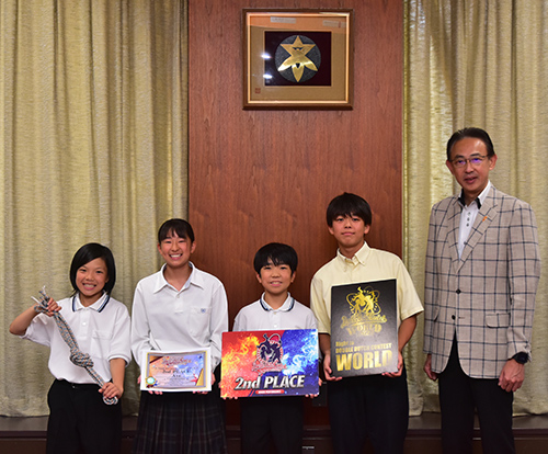 高槻市在住の中学生４人がダブルダッチの世界大会出場を市長に報告